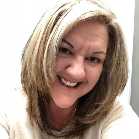 Hello! I'm Marianne. Welcome to my closet! - Picture 3 of 7